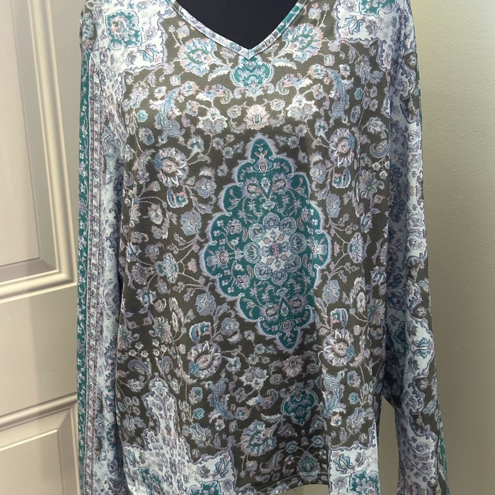Floral Patterned V-Neck Women's‎ Top
